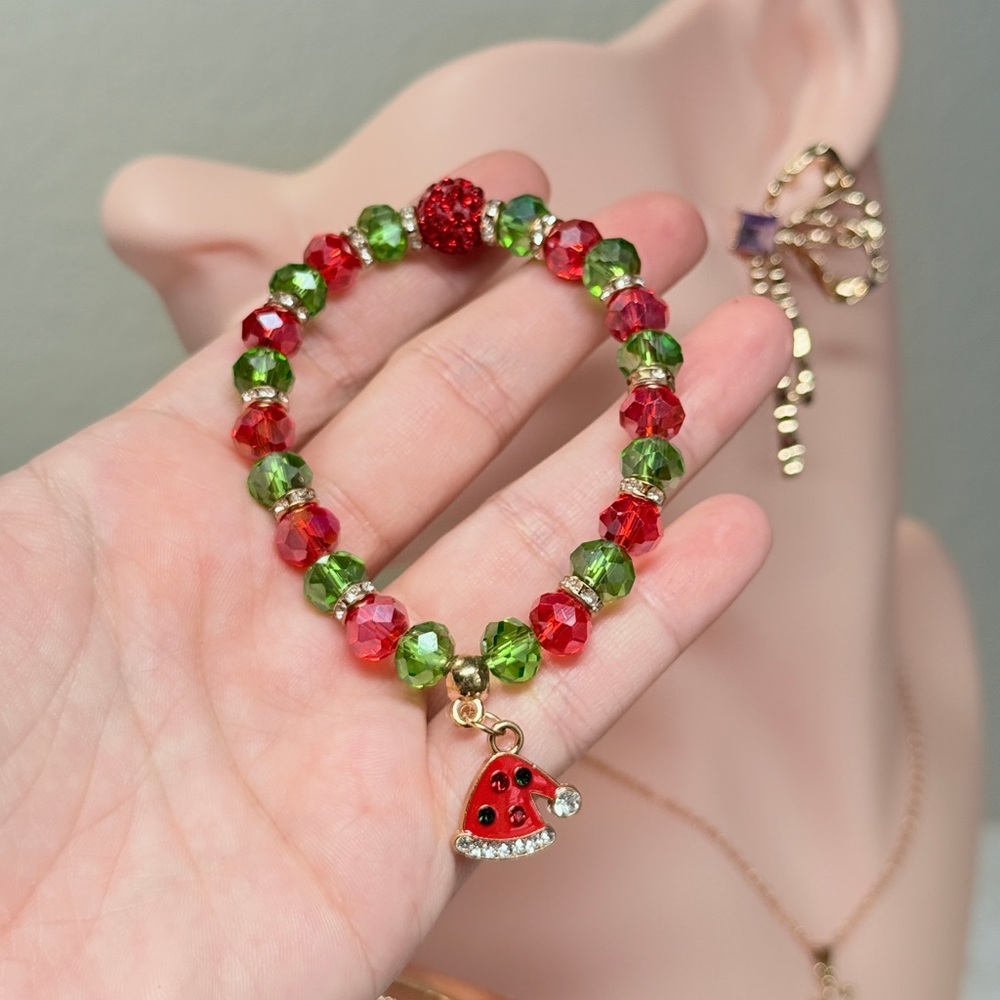 ⚜️ Festive Red and Green Beaded Bracelet with Santa Hat Charm - Picture 4 of 7